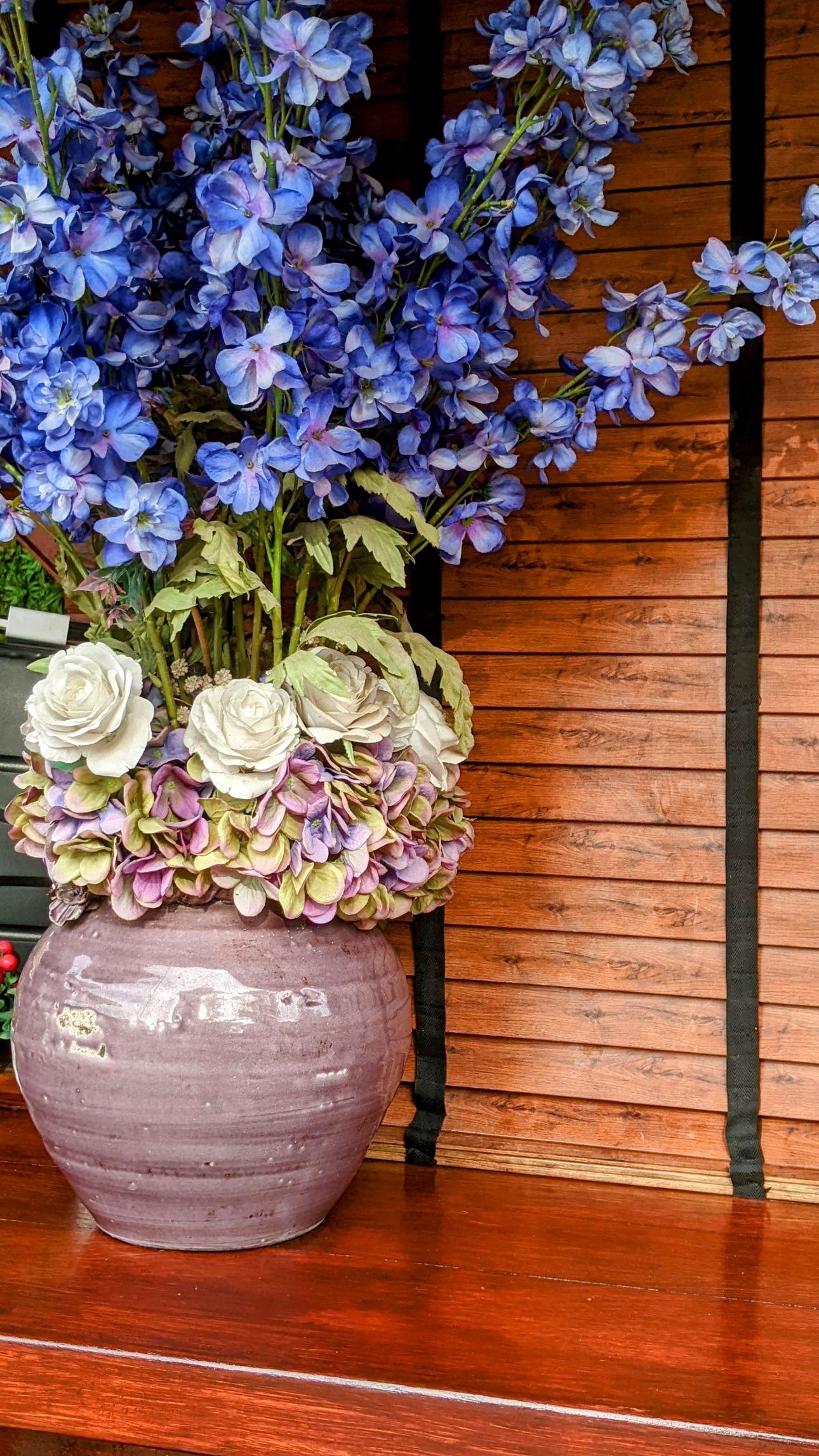 Άνθη δελφίνιου σε μλε-μοβ απόχρωση/ Φωτογραφία: Shutterstock