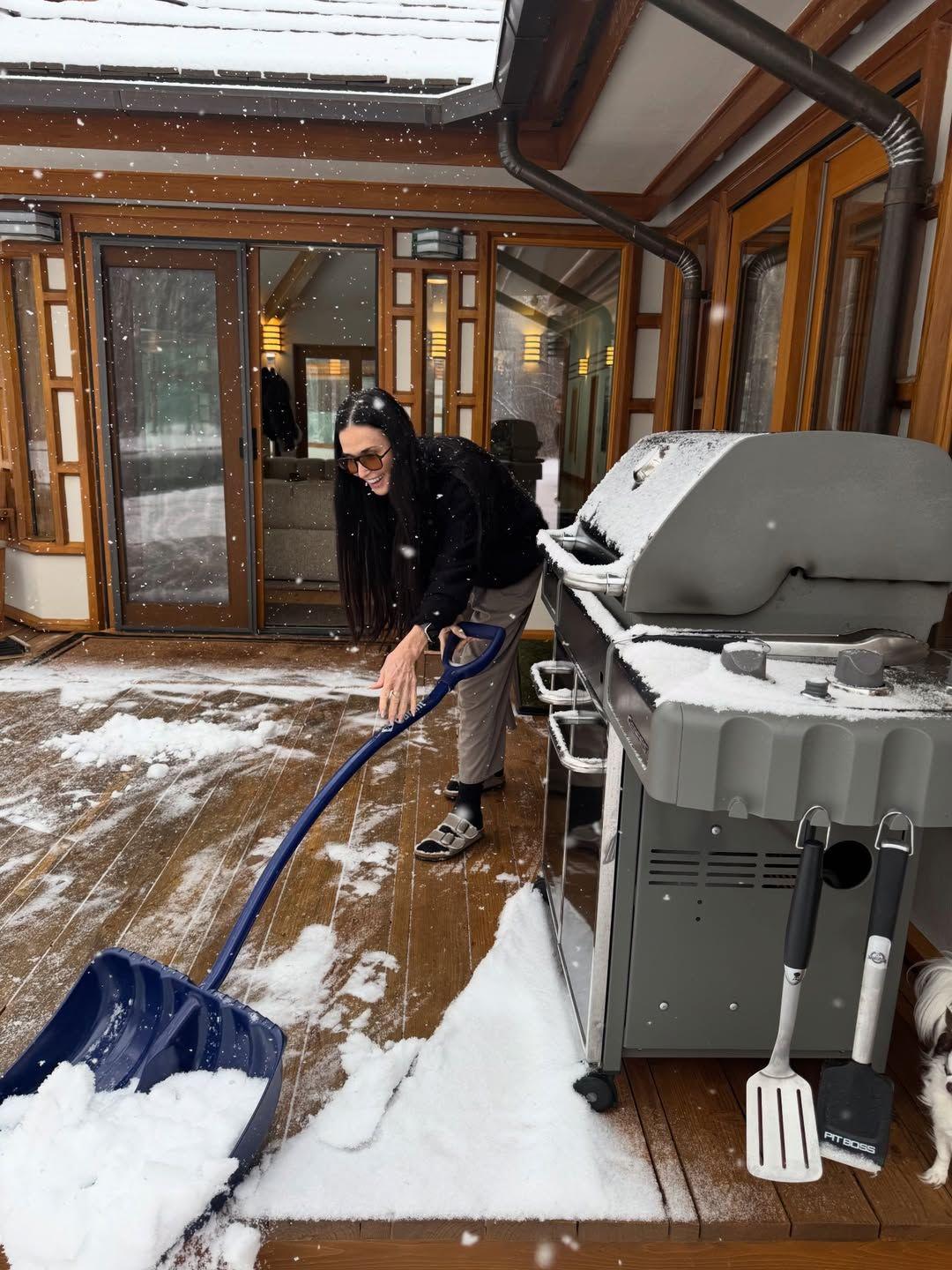 Η Ντέμι Μουρ με Birkestocks και κάλτσες στη βεράντα του σπιτιού της/ Φωτογραφία: Instagram/ @demimoore 