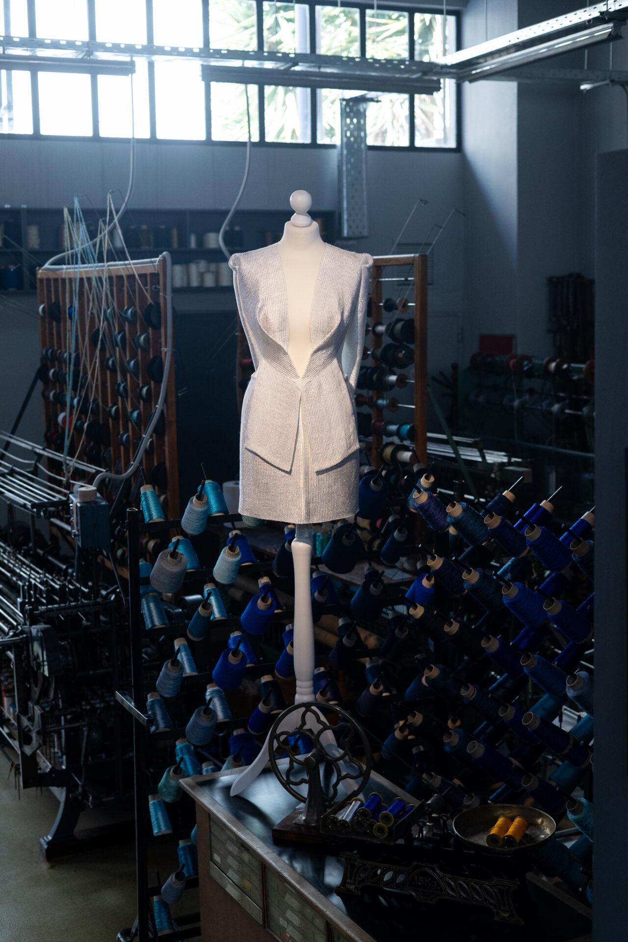 Μια δημιουργία ﻿υψηλής ραπτικής εμπνευσμένο από τα υλικά της ιστορικής νηματουργίας. /Φωτογραφία: Μάριος Ζούλης