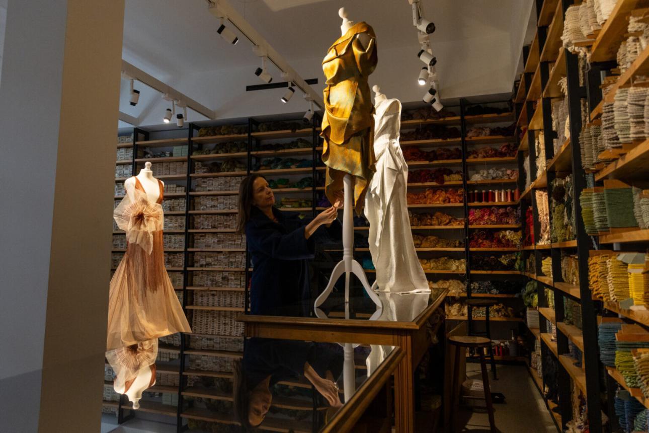  Η Denise Ελευθερίου εμπνέεται από τις πρώτες ύλες της νηματουργίας και τις μετατρέπει σε δημιουργίες υψηλής ραπτικής. /Φωτογραφία: Μάριος Ζούλης