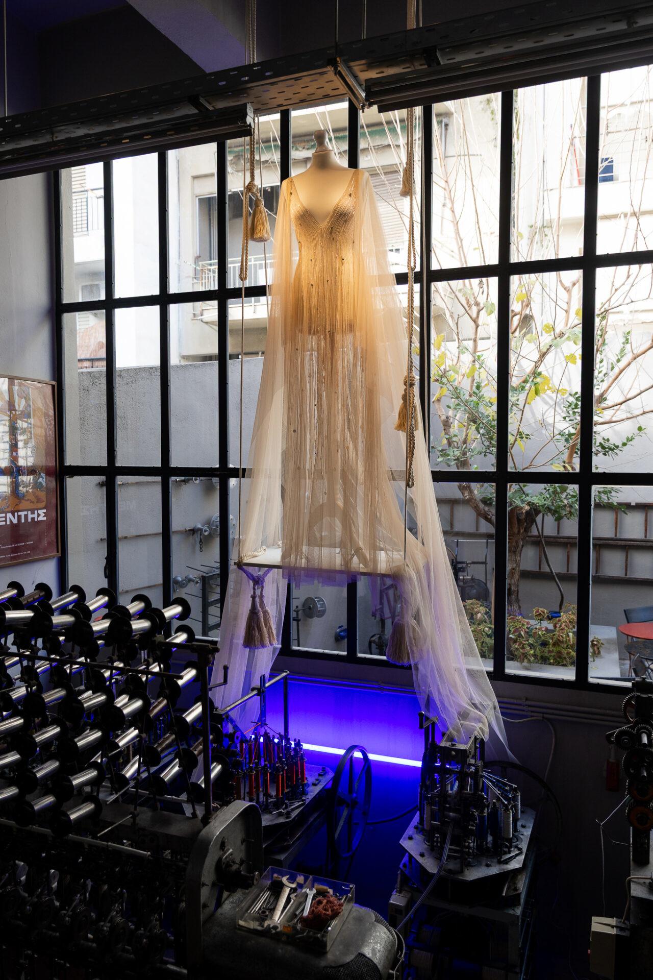  Η Denise Ελευθερίου εμπνέεται από τις πρώτες ύλες της νηματουργίας και τις μετατρέπει σε δημιουργίες υψηλής ραπτικής. /Φωτογραφία: Μάριος Ζούλης