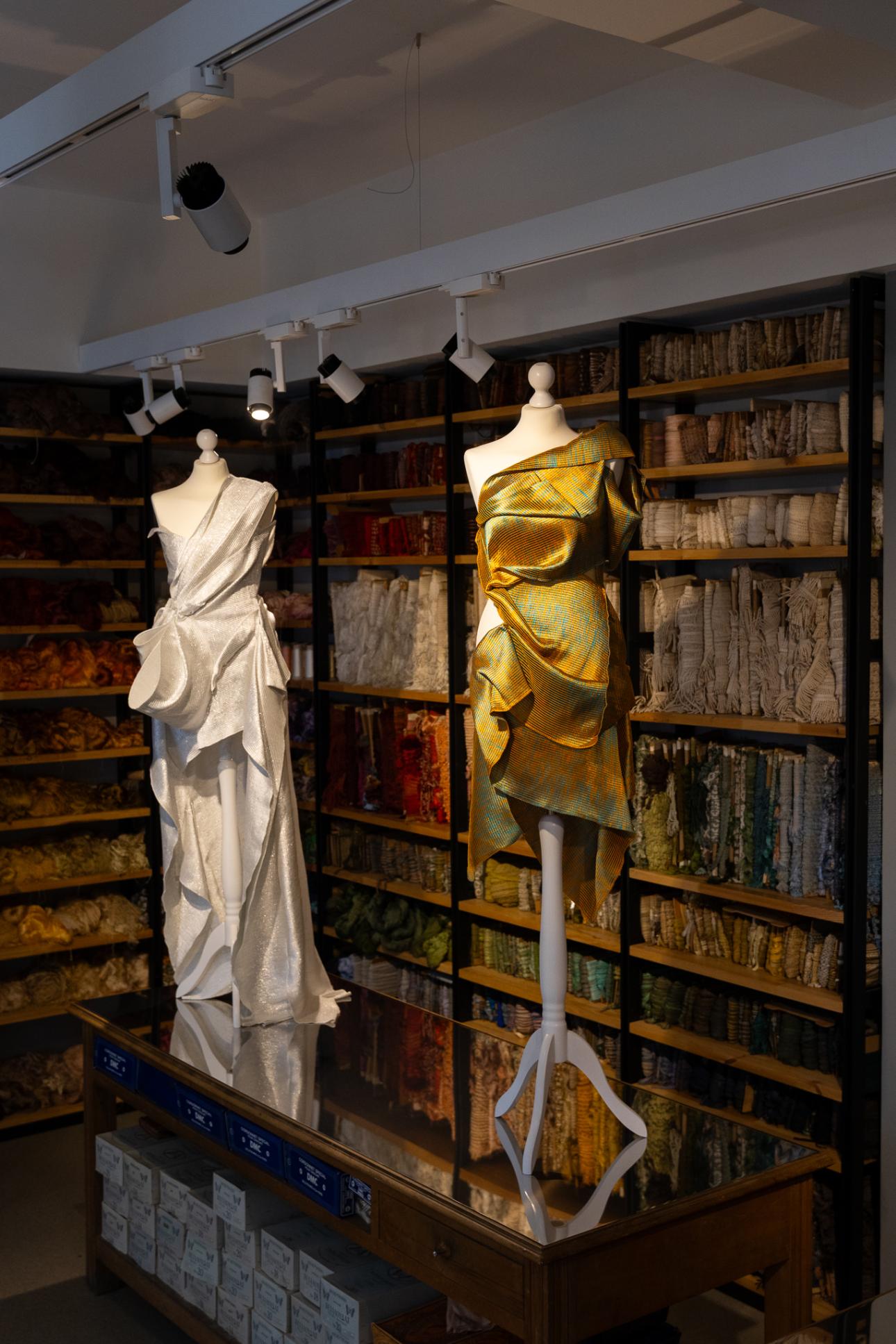  Η έκθεση «ΝΗΜΑΤΩΝ ΕΝΔΥΜΑ» ενώνει την παράδοση της πασμαντερί με τη σύγχρονη μόδα. /Φωτογραφία: Μάριος Ζούλης