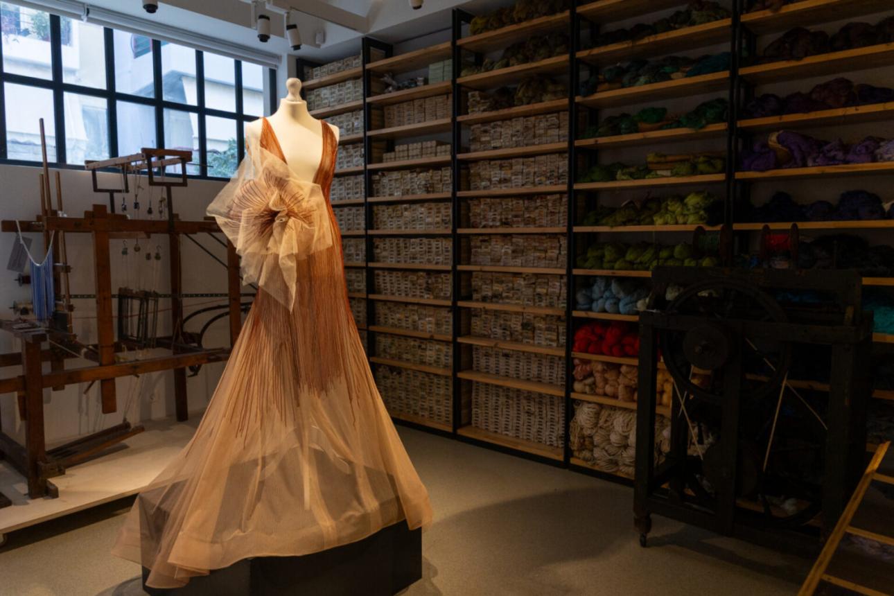  Ένα φόρεμα υψηλής ραπτικής εμπνευσμένο από τα υλικά της ιστορικής νηματουργίας. /Φωτογραφία: Μάριος Ζούλης