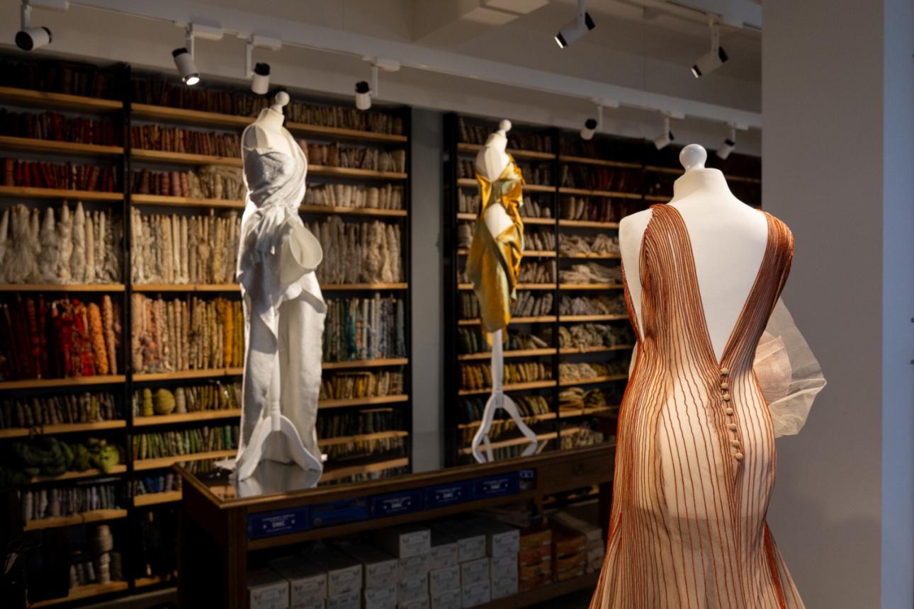  Στιγμιότυπο από τον χώρο της νηματουργίας, όπου τα ρούχα εντάσσονται οργανικά στο εργασιακό περιβάλλον. /Φωτογραφία: Μάριος Ζούλης