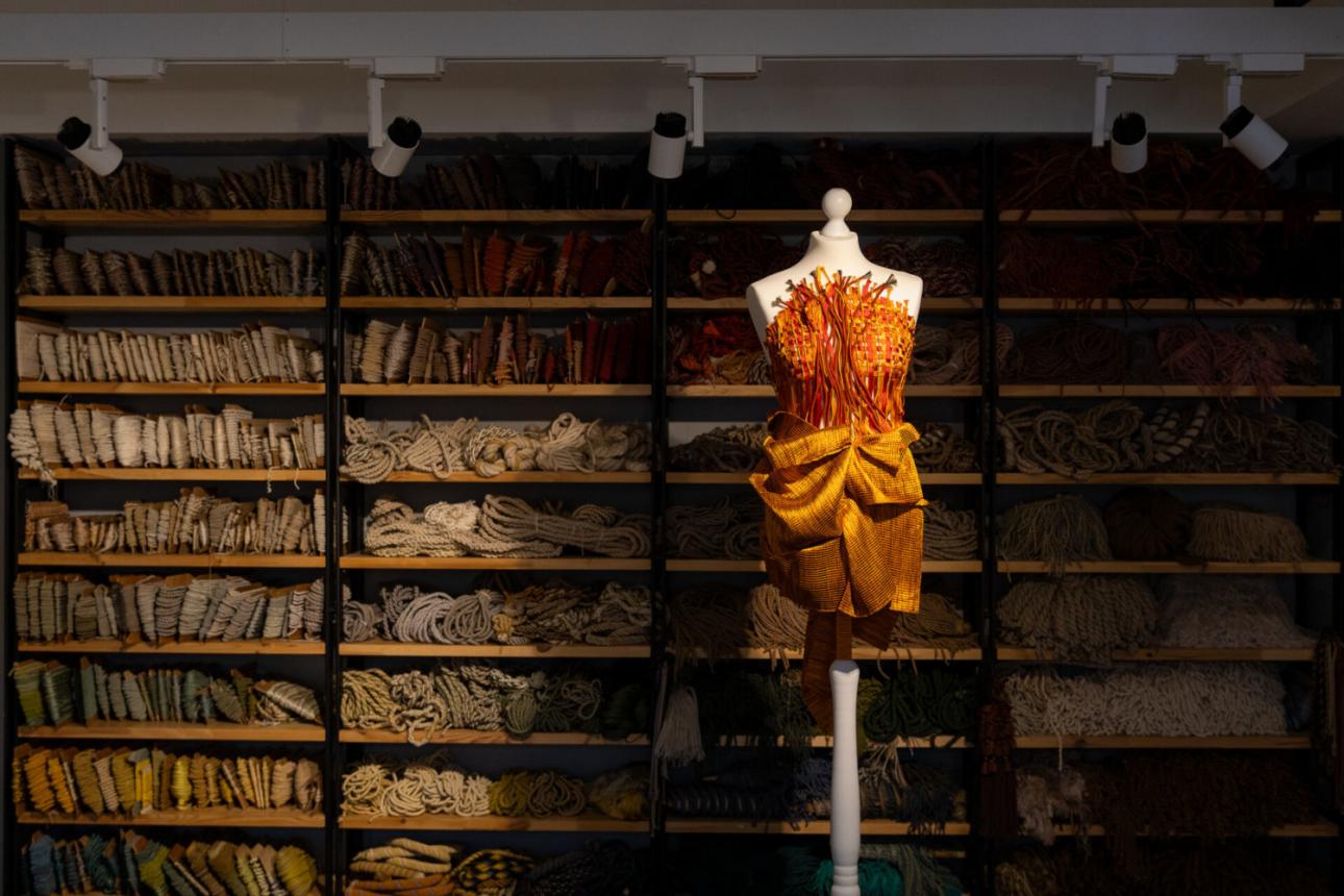  ﻿Νήματα και υφάνσεις γίνονται η βασική δομή των ενδυμάτων της συλλογής.  /Φωτογραφία: Μάριος Ζούλης