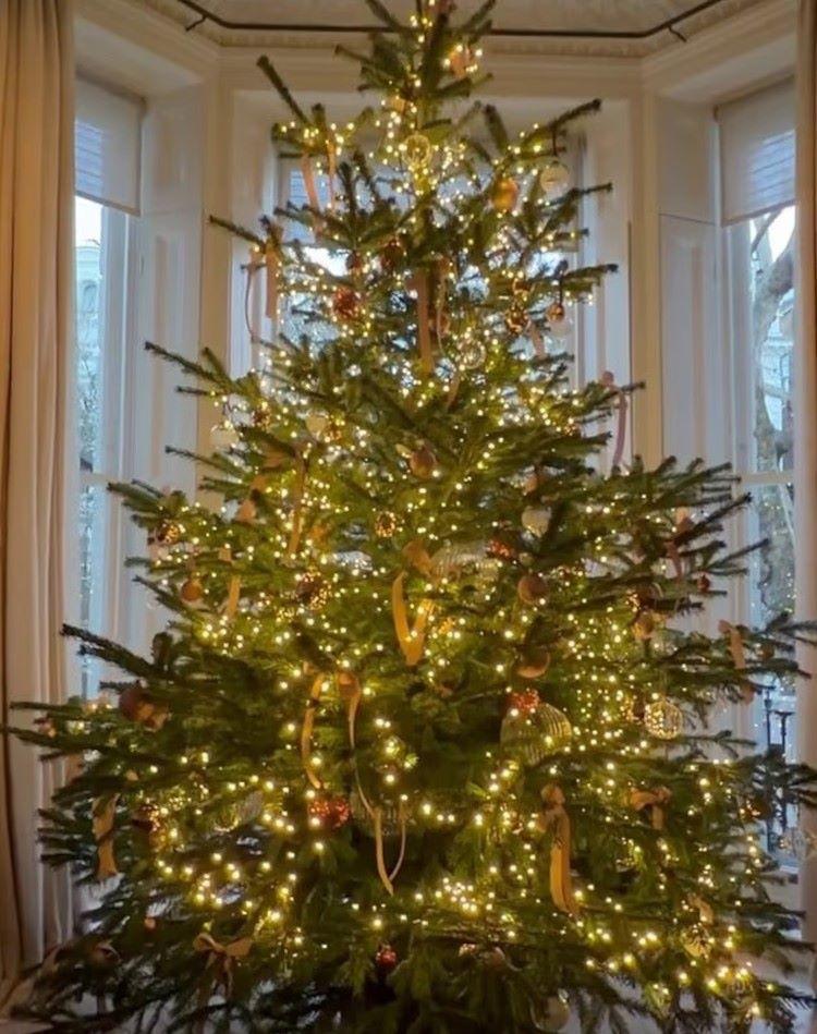 Το δέντρο που στόλισε η Βικτόρια Μπέκαμ/ Φωτογραφία: Instagram/ @victoriabeckham  