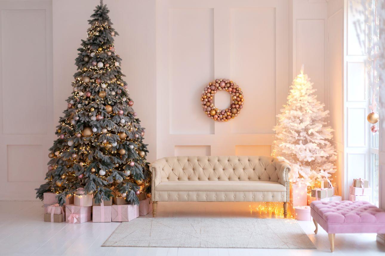 Το washed raspberry δίνει έναν τόνο κομψότητας στη χριτουγεννιάτικη διακόσμηση/ Φωτοραφία: Shutterstock