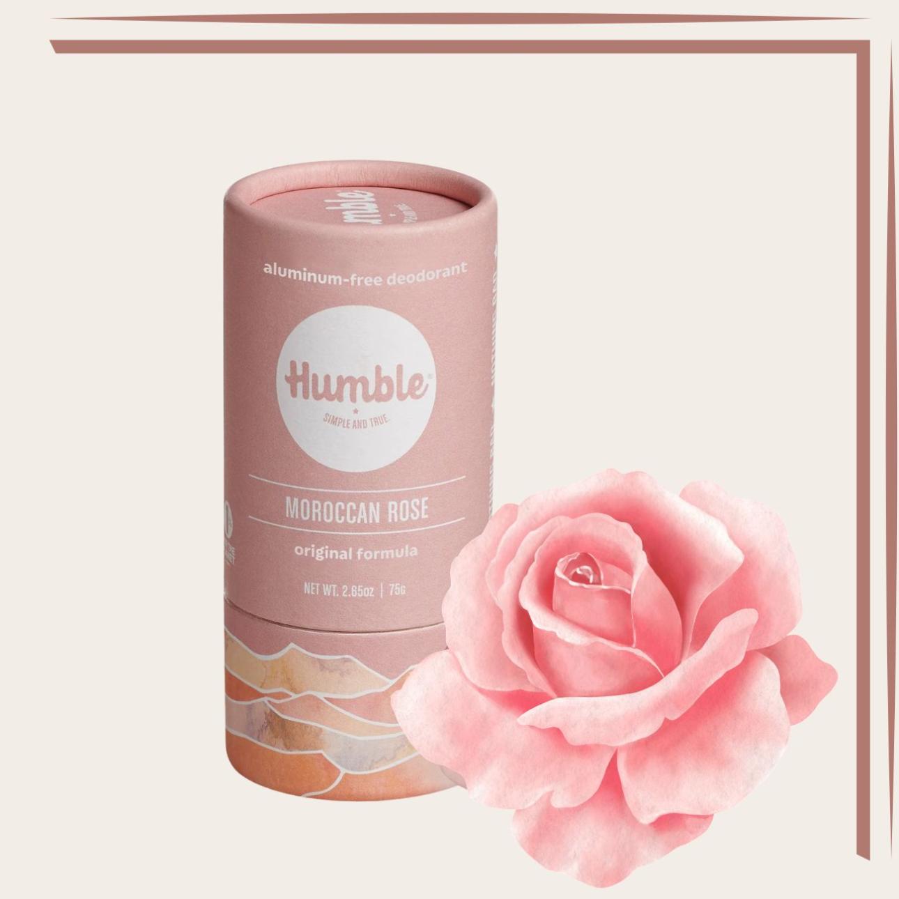 Moroccan Rose Deodorant, Humble Brands Φυσικό αποσμητικό χωρίς άλατα αλουμινίου, σχεδιασμένο για την αντιμετώπιση της κακοσμίας με μια σύνθεση περιορισμένων συστατικών. Περιέχει άμυλο καλαμποκιού για την απορρόφηση της υγρασίας, μαγειρική σόδα ή υδροξείδιο του μαγνησίου για τον έλεγχο των οσμών και φυτικά κεριά ή κερί μέλισσας που διευκολύνουν την εφαρμογή. Η φόρμουλα συμπληρώνεται από αιθέρια έλαια και φυσικά αρωματικά συστατικά που προσφέρουν αίσθηση φρεσκάδας καθ’ όλη τη διάρκεια της ημέρας.