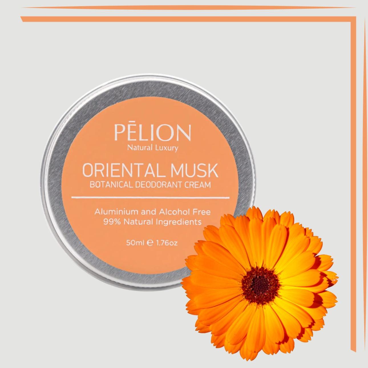 Oriental Musk Botanical Deodorant Cream, P for Pelion Φυσικό αποσμητικό σε μορφή κρέμας, με βάση φυτικά έλαια, πούδρα αραβοσίτου και συστατικά που συμβάλλουν στην απορρόφηση της υγρασίας και στον έλεγχο των οσμών. Η σύνθεση περιλαμβάνει αμυγδαλέλαιο, βιολογικό κερί μέλισσας, έλαιο από κουκούτσια σταφυλιού, βιολογικό έλαιο καρύδας, καλέντουλα, λεβάντα, λεμόνι, πούδρα αραβοσίτου, καθώς και zinc ricinoleate, ένα συστατικό που χρησιμοποιείται ευρέως σε φυσικά αποσμητικά για την εξουδετέρωση των οσμών.