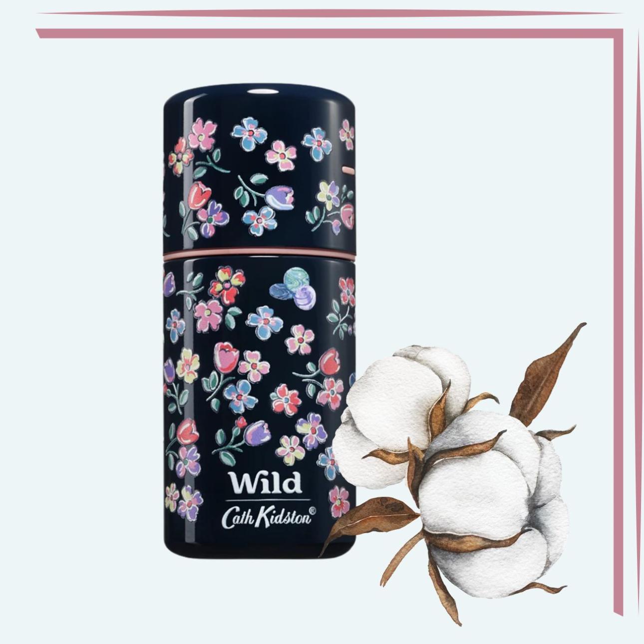 Fresh Cotton &amp; Sea Salt, Marble Ditsy Case, Wild Φυσικό αποσμητικό σε επαναγεμιζόμενο σύστημα, που συνδυάζει μόνιμη θήκη αλουμινίου και ανακυκλωμένου πλαστικού με ανταλλακτικά χωρίς πλαστική συσκευασία. Η σύνθεση βασίζεται σε άμυλο ταπιόκας, μαγειρική σόδα, υδροξείδιο του μαγνησίου και zinc ricinoleate για τον έλεγχο των οσμών, ενώ το λάδι καρύδας, το βούτυρο καριτέ και το βούτυρο κακάο προσφέρουν περιποίηση στην επιδερμίδα και διασφαλίζουν άνετη εφαρμογή. Το σύστημα refill της Wild έχει σχεδιαστεί ώστε να αντικαθιστά μόνο το προϊόν και όχι τη συσκευασία, μειώνοντας τα απορρίμματα και την κατανάλωση πλαστικού. Διαθέτει 13 θήκες και 13 διαφορετικές μυρωδιές, για να δημιουργήσετε τον δικό σας, προσωπικό συνδυασμό.