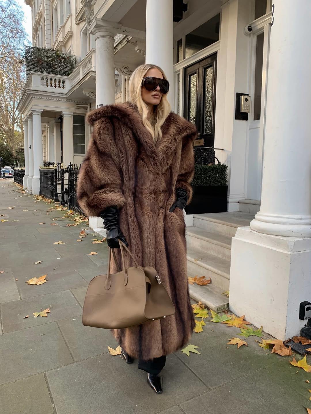 Δερμάτινα γάντια με γούνα/Φωτογραφία: Instagram/leoniehanne