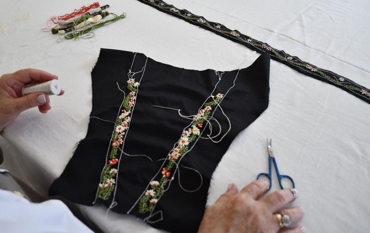  Χειροποίητα κεντήματα με συμβολισμούς που παραπέμπουν σε εμπορικούς δρόμους και πολιτισμικές ανταλλαγές.