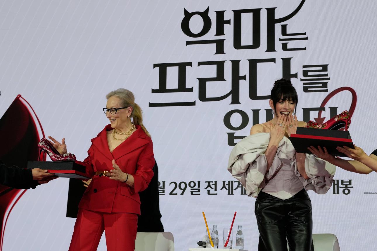 H Μέριλ Στριπ με την Αν Χάθαγουεϊ σε συνέντευξη Τύπου στη Ν. Κορέα/Φωτογραφία: AP Photo