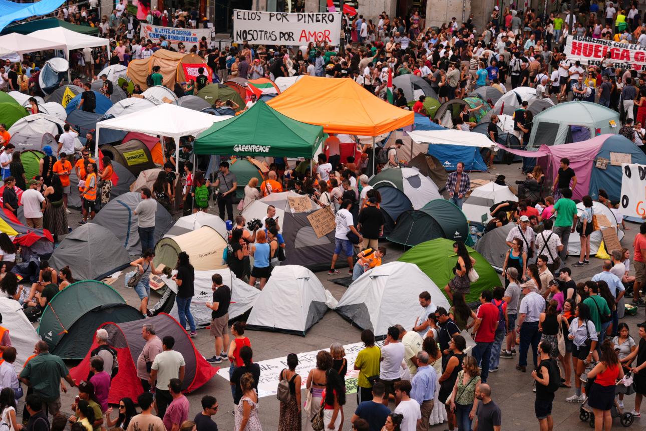  Σκηνές στην Puerta del Sol της Μαδρίτης, όπου διαδηλωτές παρέμειναν μετά την έξωση της 87χρονης ΜαριΚάρμεν. (AP Photo/Manu Fernandez) 