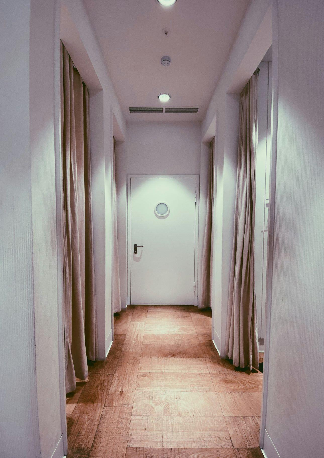 Οι λευκοί τοίχοι με έλλειψη φυσικού φωτόςε κάνουν τον διάδρομο να φαίνεται ακόμα πιο στενός/ Φωτογραφία: Unsplash