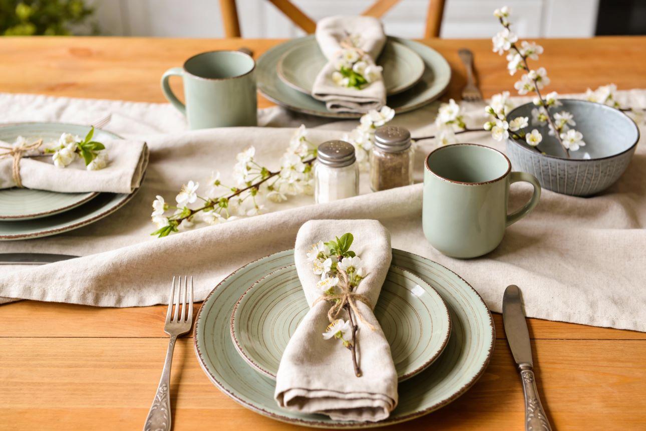 Διακόσμηση πασχαλινού τραπεζιού με κλαδιά αμυγδαλιάς/ Φωτογραφία: Shutterstock