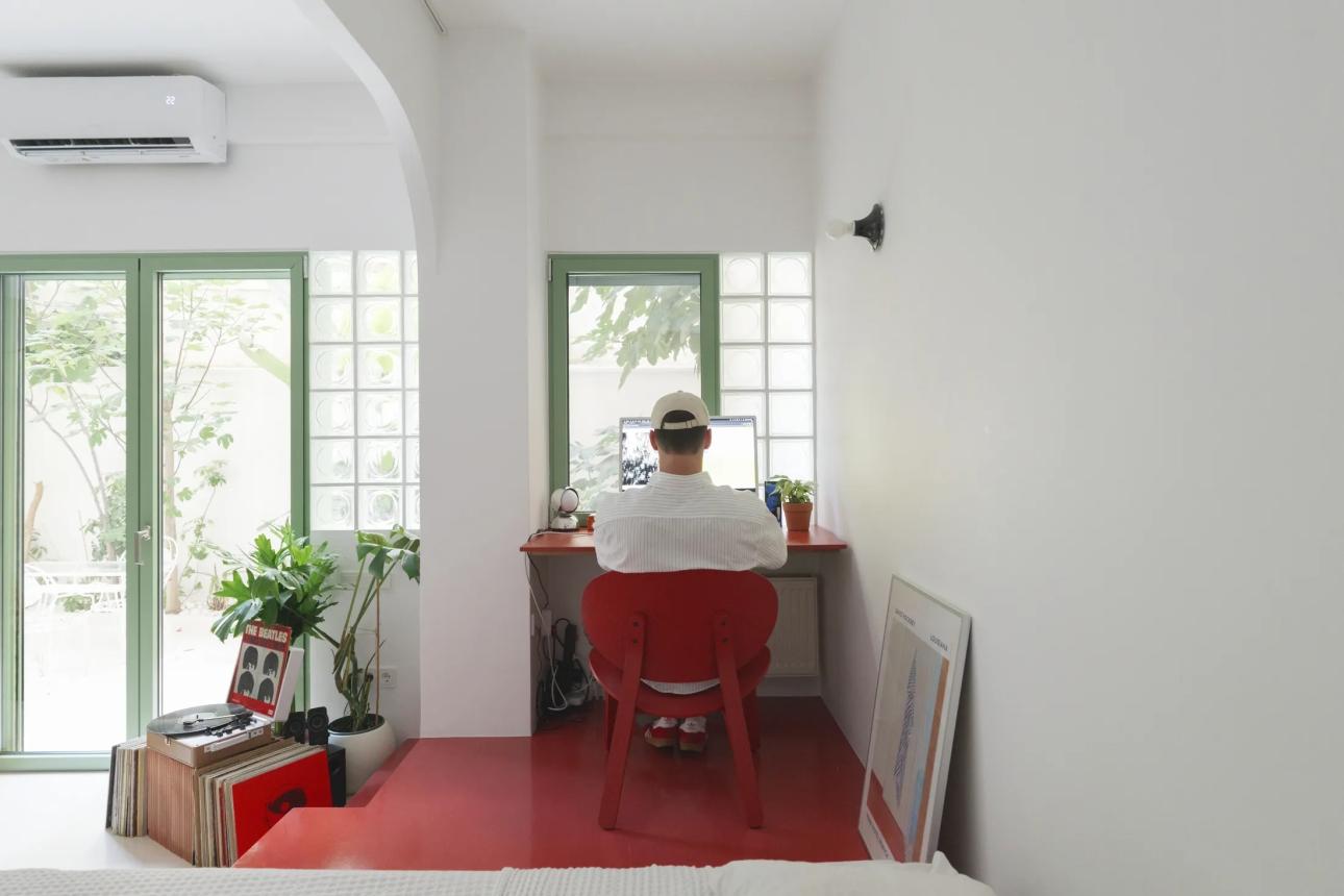 Τα κουφώματα, βαμμένα σε πράσινο χρώμα, λειτουργούν σαν φυσική «κορνίζα» του εξωτερικού τοπίου