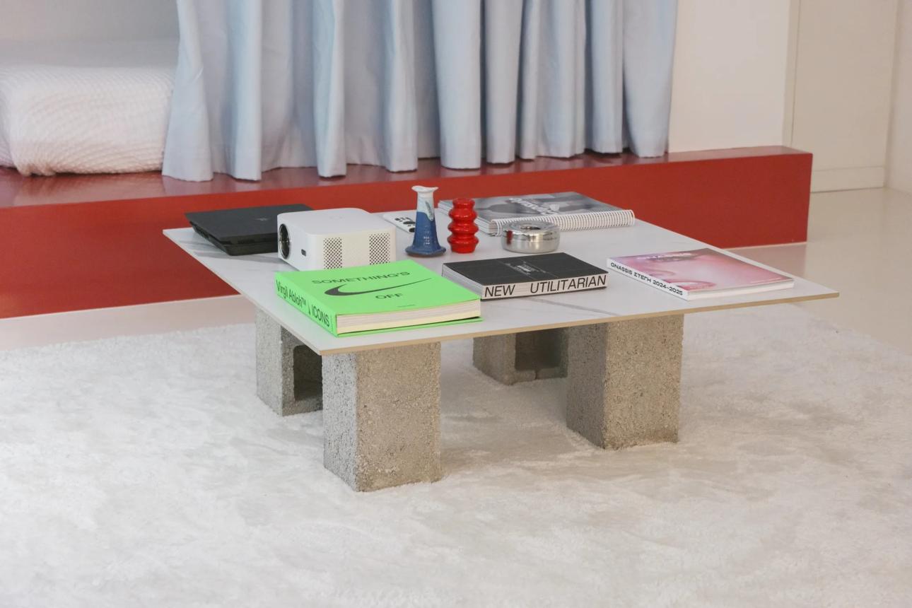 Το τραπεζάκι σαλονιού, φτιαγμένο από τσιμεντόλιθους και ένα μεγάλο πλακάκι, αποτελεί ένα απλό αλλά ιδιαίτερα λειτουργικό αντικείμενο