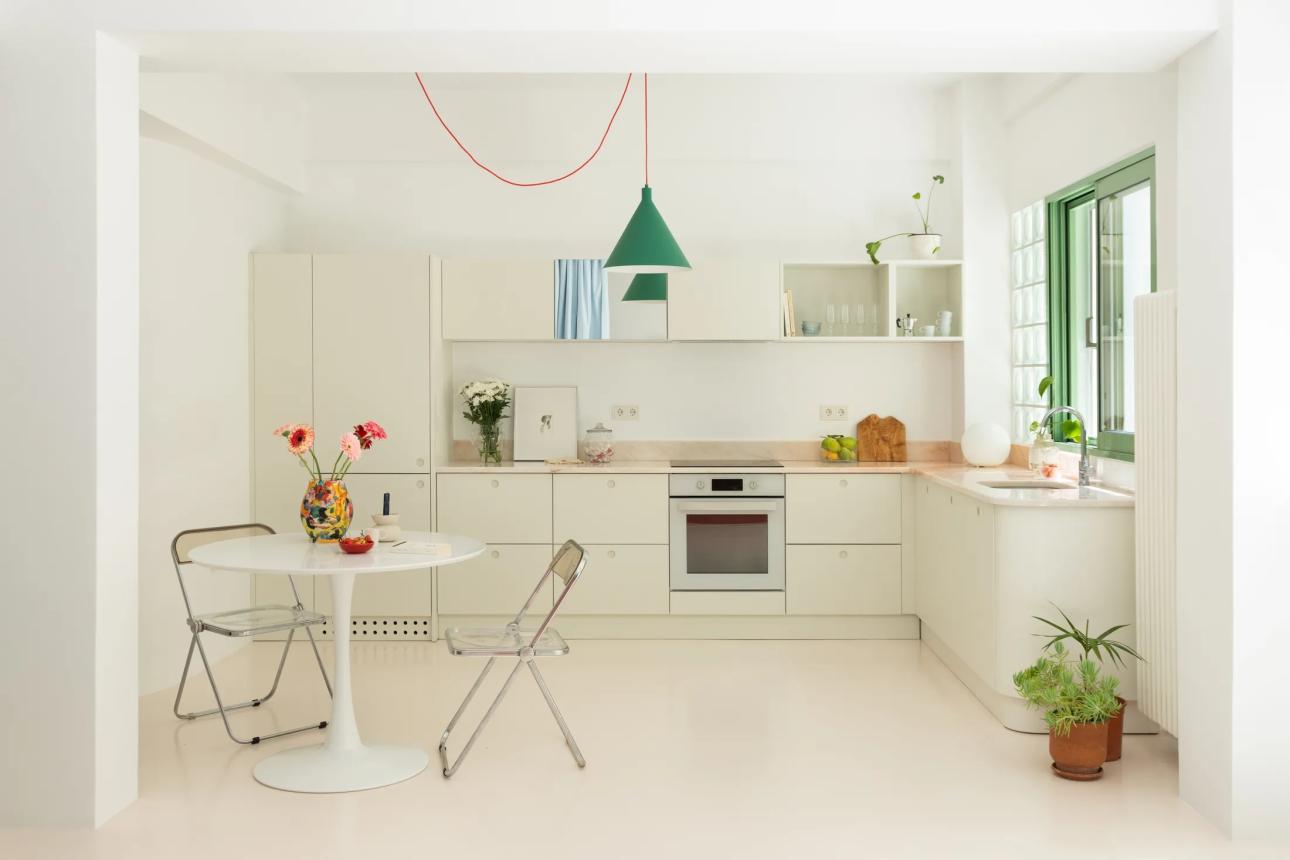 Φυτά, αντικείμενα και ένα απρόσμενο καθρεφτάκι σε πόρτα ντουλαπιού μετατρέπουν έναν αυστηρά λειτουργικό χώρο σε κομμάτι του καθιστικού με πιο οικείο χαρακτήρα.