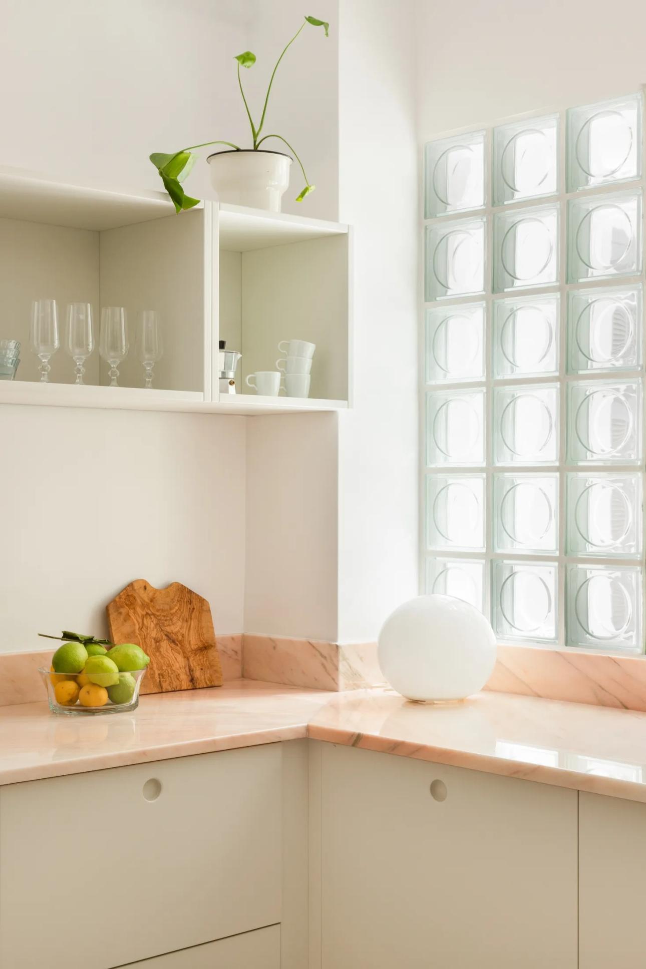 Το φυσικό φως «λούζει» την κουζίνα