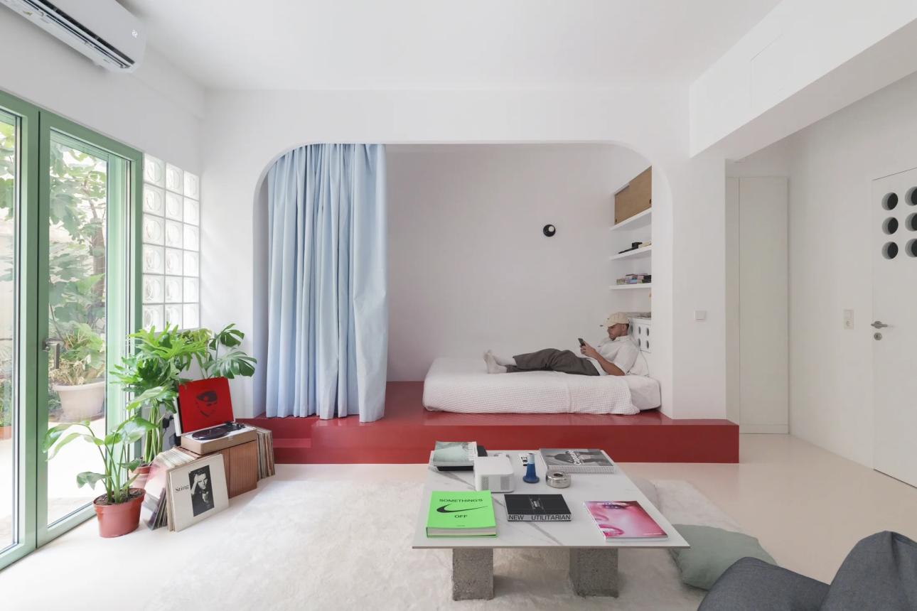 Γυάλινα τούβλα κατά μήκος της πρόσοψης επιτρέπουν στο φως να διεισδύει βαθύτερα στο εσωτερικό