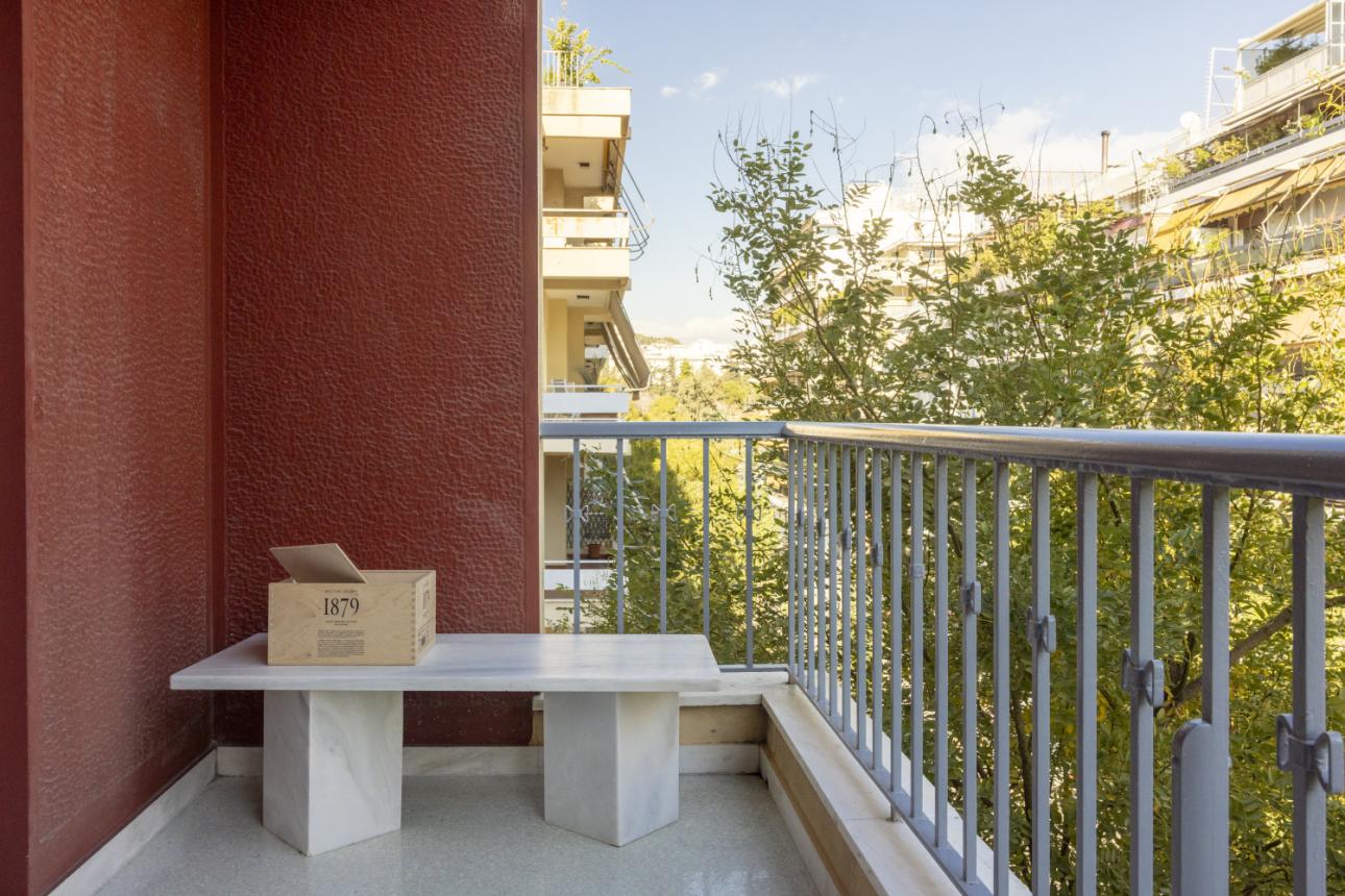Το μπαλκόνι διατηρεί τη γοητεία της αθηναϊκής πολυκατοικίας του ’60.