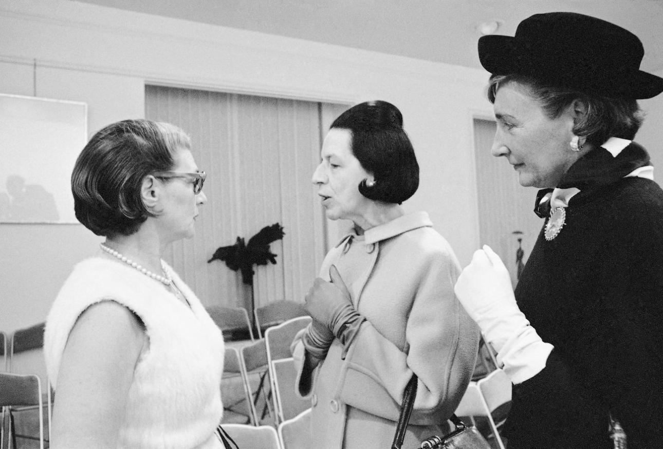 Η σχεδιάστρια μόδας Pauline Trigere, η Diana Vreeland, αρχισυντάκτρια της Vogue, και η Nancy White, αρχισυντάκτρια του Harper's Bazaar / AP Photo/DP