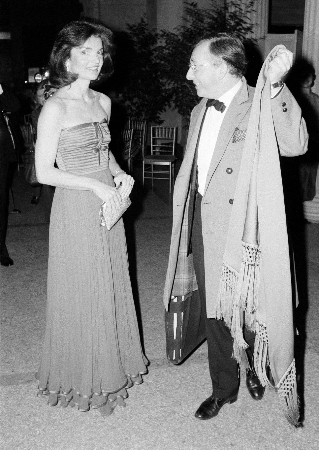  Τζάκι Κένεντι στο Μet Gala 1977 / AP Photo/Ron Frehm