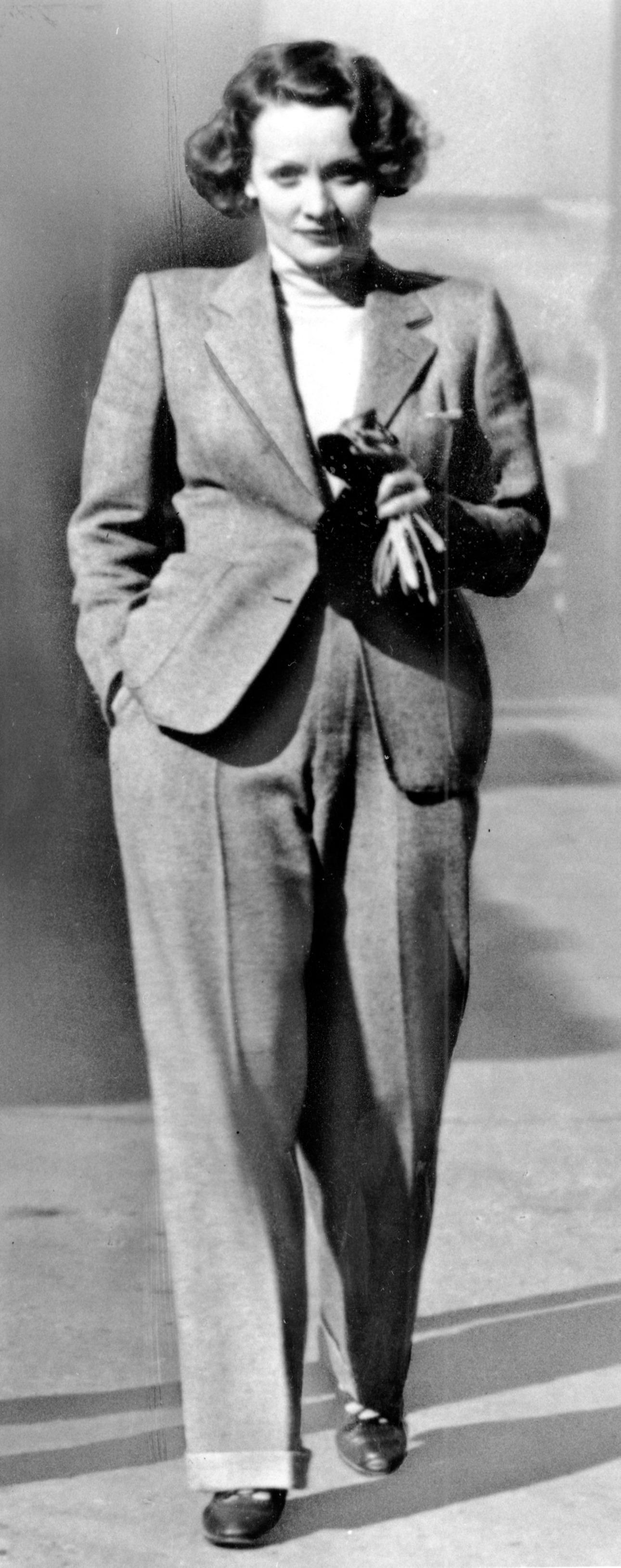 Η Marlene Dietrich φοράει ένα πρωτοποριακό ανδρικό παντελόνι που δημιούργησε η Κοκό Σανέλ/ Φωτογραφία: AP Photo