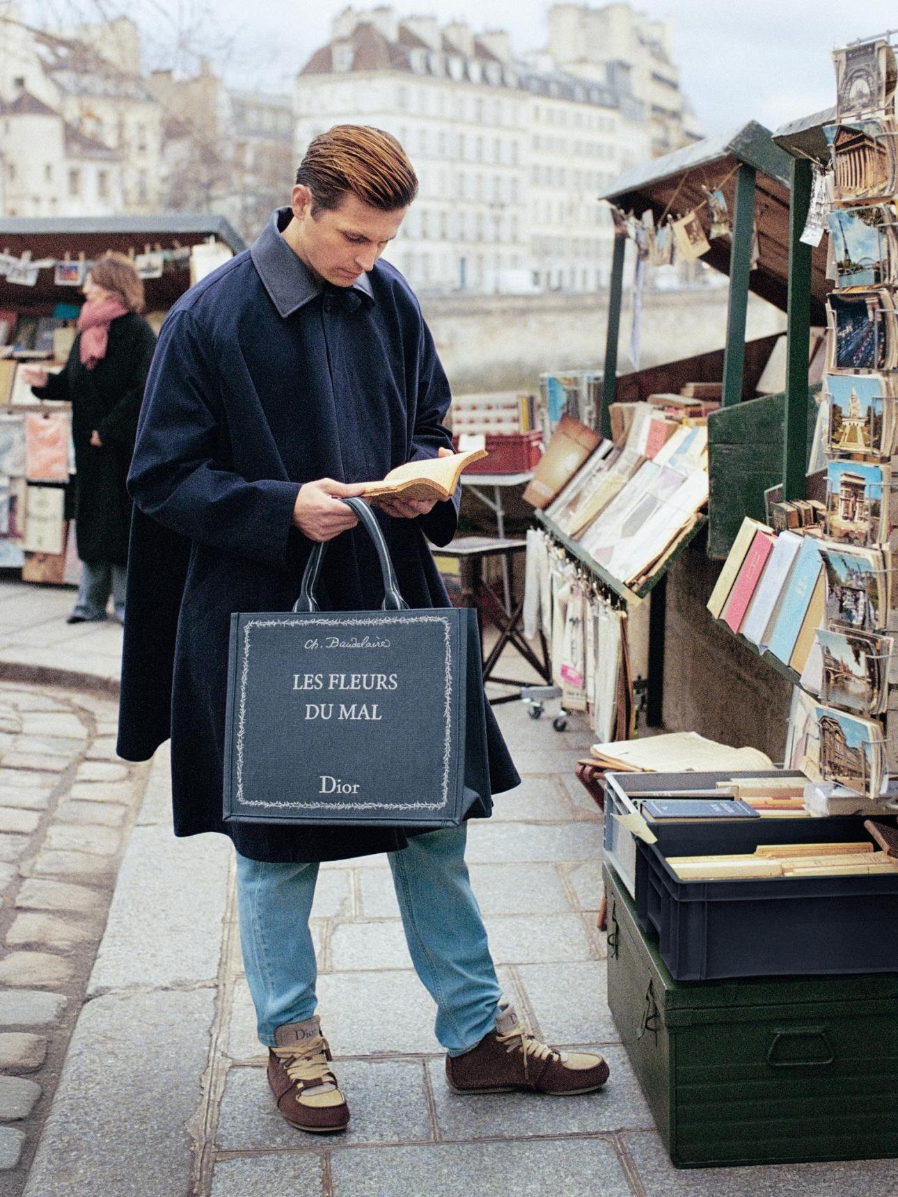  Η λογοτεχνία γίνεται fashion statement μέσα από τις book totes του οίκου. 