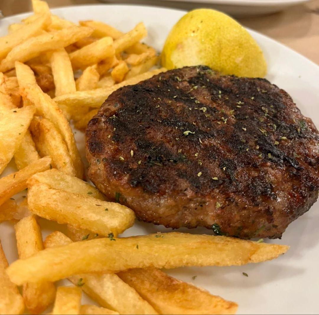 Μπιτέκι αγριογούρουνο από τις σπεσιαλιτέ του μαγαζιού Δημητσάνα 