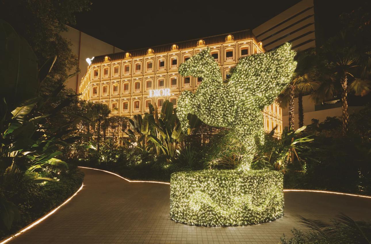 Φωτεινές εγκαταστάσεις στην Dior στην Μπανγκόκ/ Φωτογραφία: Dior