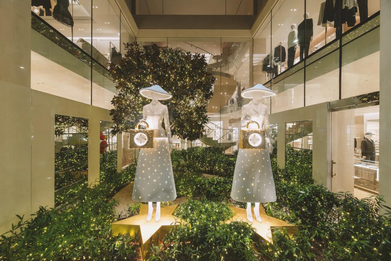 Φωτεινές εγκαταστάσεις στo κατάστημα Dior στο Beverly Hills/ Φωτογραφία: Dior 