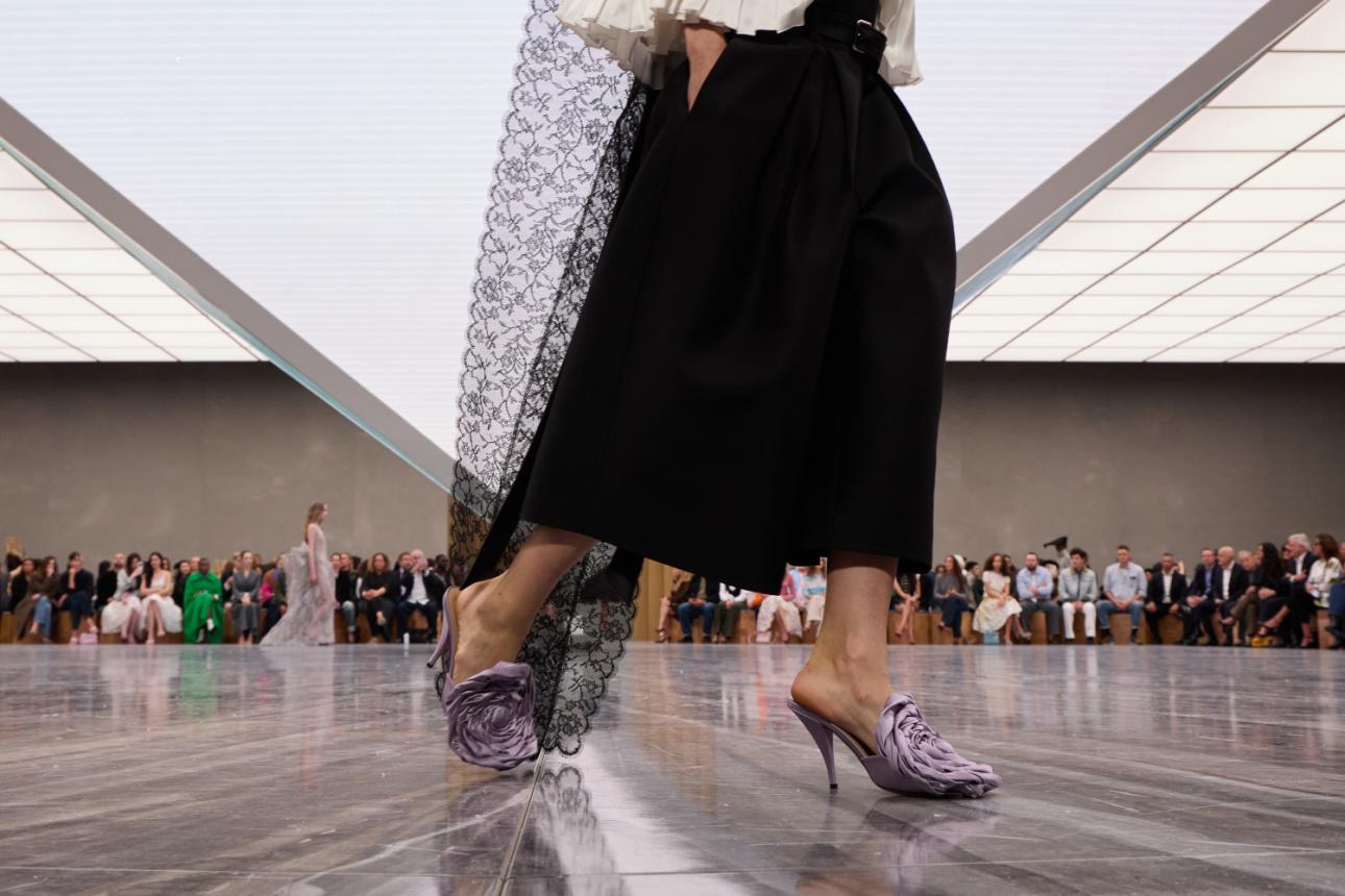 Παπούτσια με λουλούδια από τον οίκο Dior/Φωτογραφία: Getty Images 