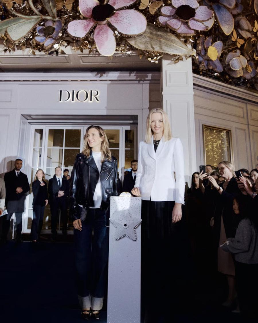 H Καμίλ Κοτέν και h Ντελφίν Αρνό ενεργοποιούν τη φωτεινή εγκατάσταση/ Φωτογραφία: Dior  