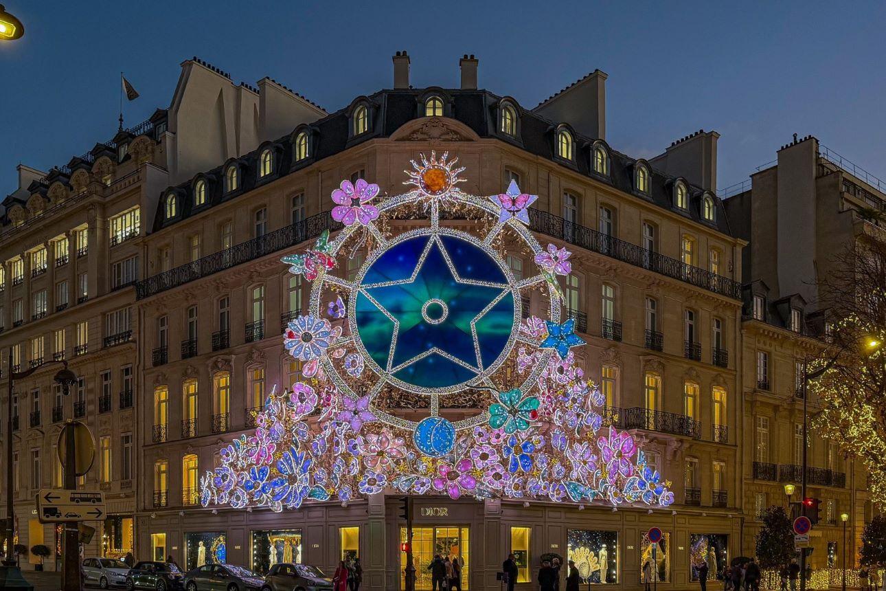 Το φωταγωγημένο κατάστημα του οίκου Dior στο Παρίσι/ Φωτογραφία: Dior