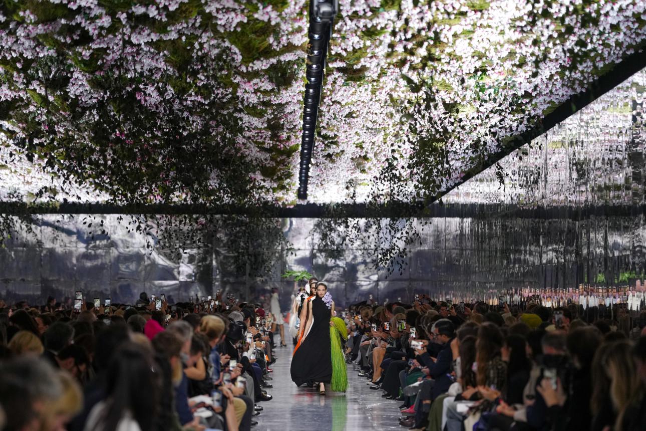  Πασαρέλα με δημιουργίες της συλλογής Haute Couture του Christian Dior Άνοιξη/Καλοκαίρι 2026 που παρουσιάστηκε στο Παρίσι, Δευτέρα 26 Ιανουαρίου 2026 (AP Photo/Aurelien Morissard) 