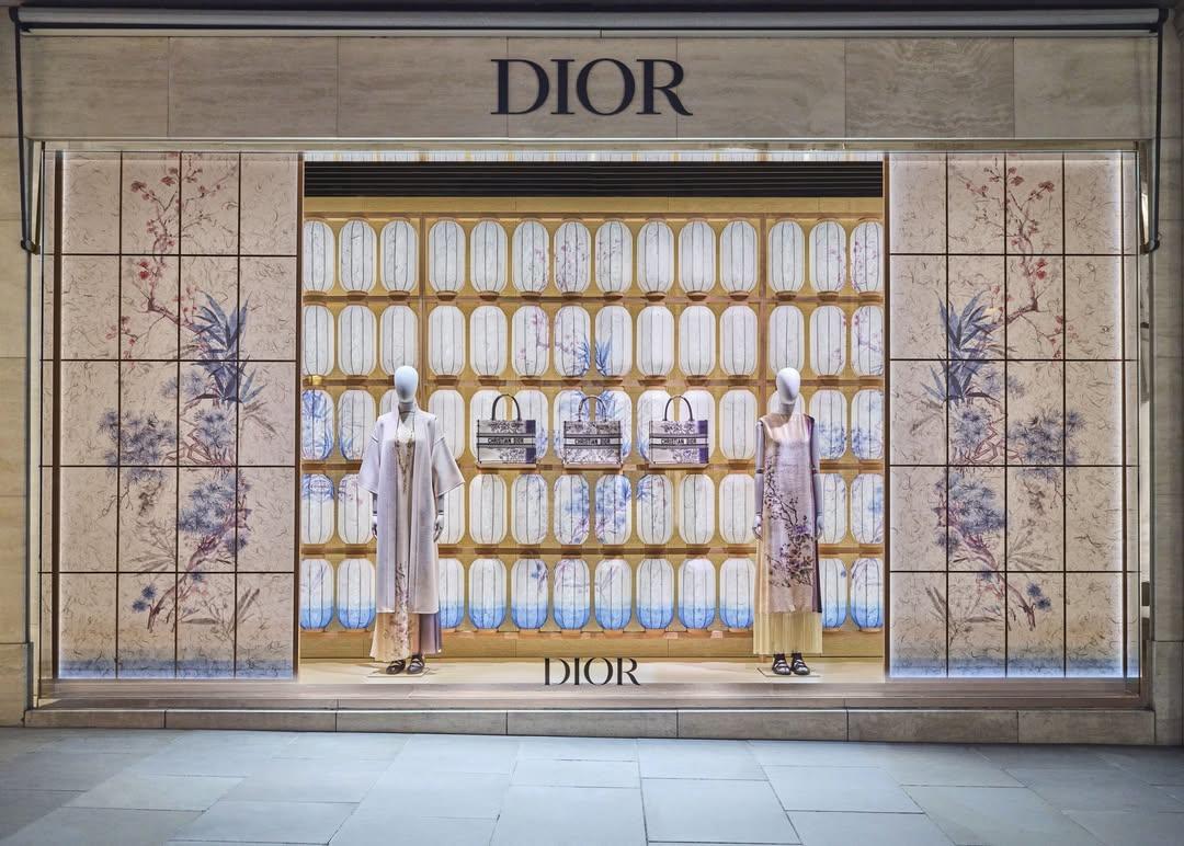 Τον Μάιο, o Dior δήλωσε ότι θα καταβάλει 2,3 εκατομμύρια δολάρια για να βοηθήσει τα θύματα εργασιακής εκμετάλλευσης για να διευθετήσει μια έρευνα στην Ιταλία σχετικά με τις συνθήκες εργασίας των προμηθευτών της.Φωτογραφία: Instagram/ @windowswear