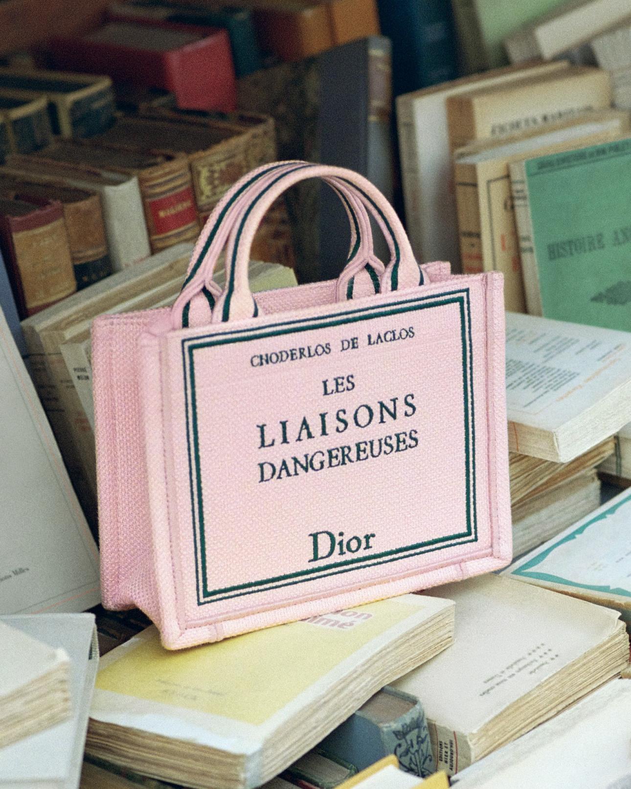  Οι book totes του Dior αντλούν έμπνευση από εμβληματικά έργα της παγκόσμιας λογοτεχνίας. 