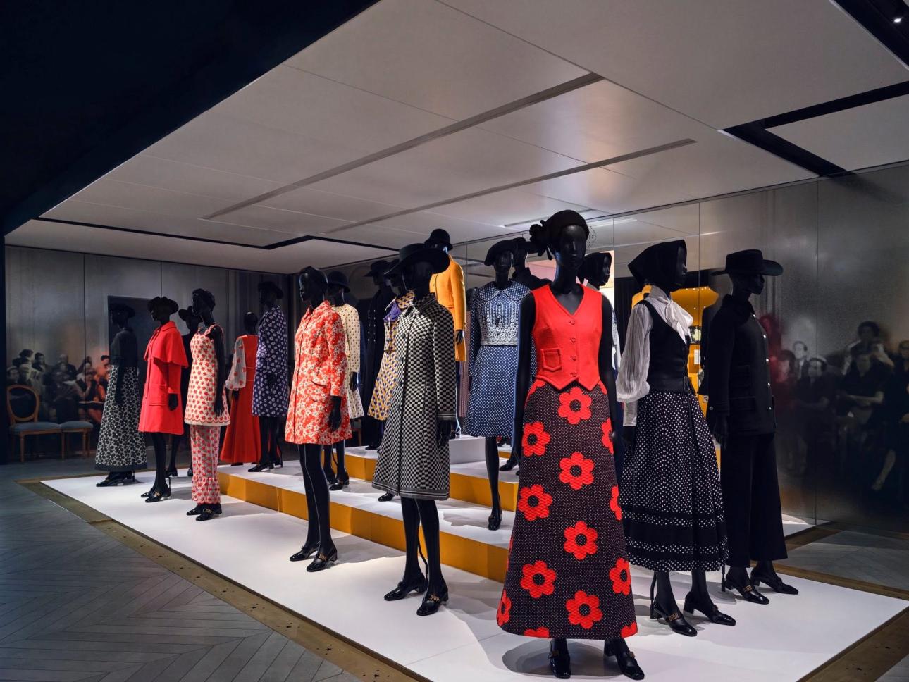  Η νέα έκθεση του Dior αποτίει φόρο τιμής στην πλούσια δημιουργική ιστορία του οίκου. 