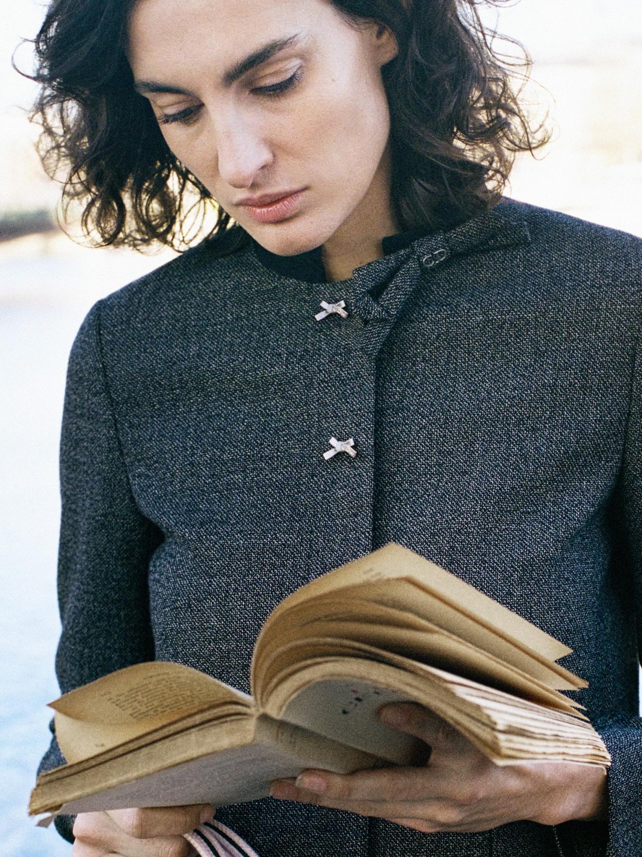  Παρίσι, βιβλία και μόδα ενώνονται σε μια καμπάνια που μοιάζει με χρονοκάψουλα. 