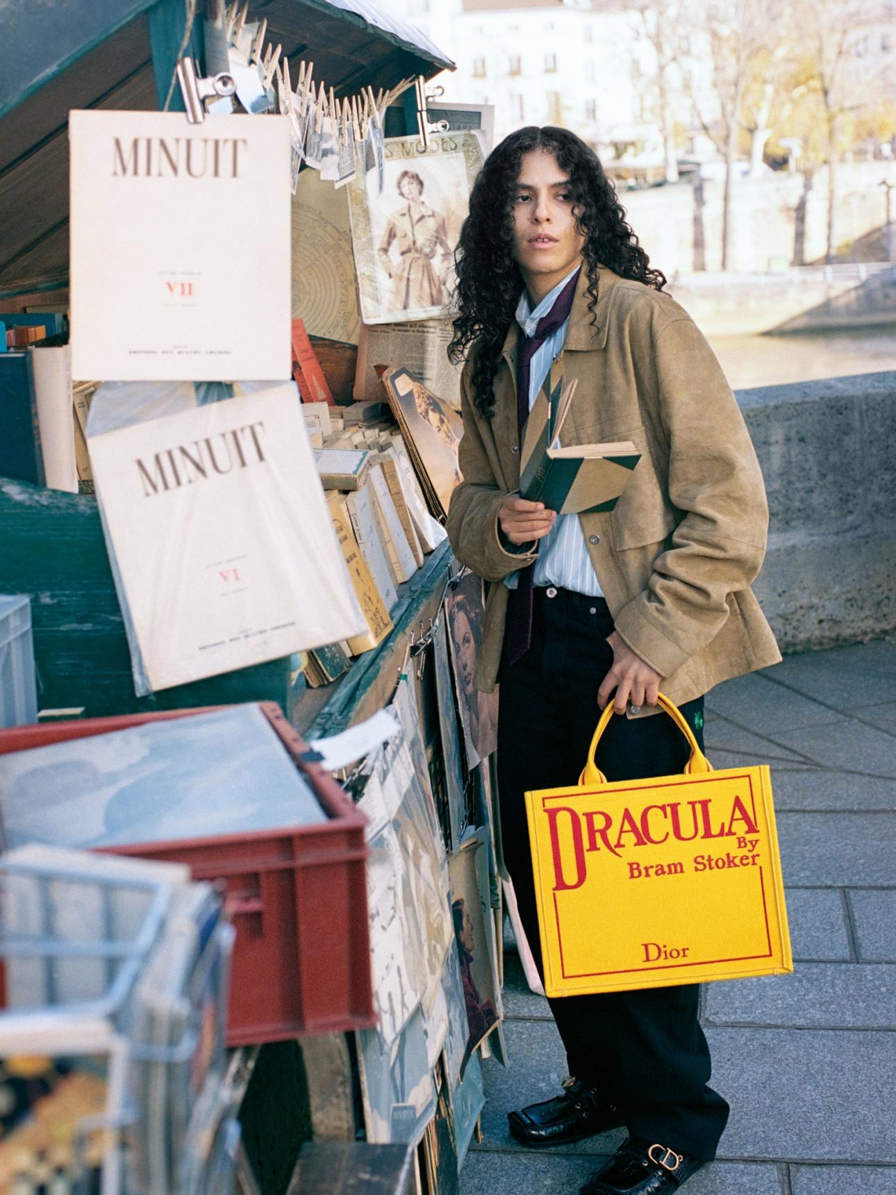  Οι book totes του Dior ως σύμβολο πολιτισμού πέρα από το φαίνεσθαι. 