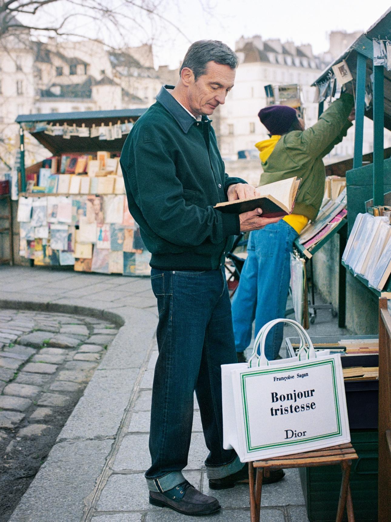 Η καμπάνια του Dior γιορτάζει τη χαρά της ανάγνωσης μέσα στο αστικό τοπίο του Παρισιού. 