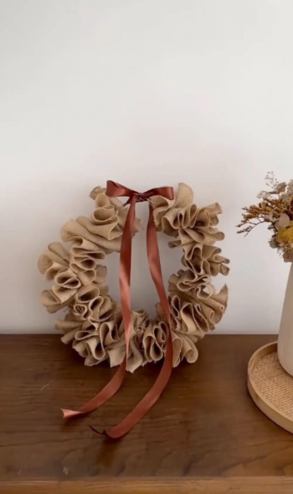 Το χειροποίητο χριστουγεννιάτικο στεφάνι/ Φωτογραφία: Instagram/ @﻿decomiuniverso 