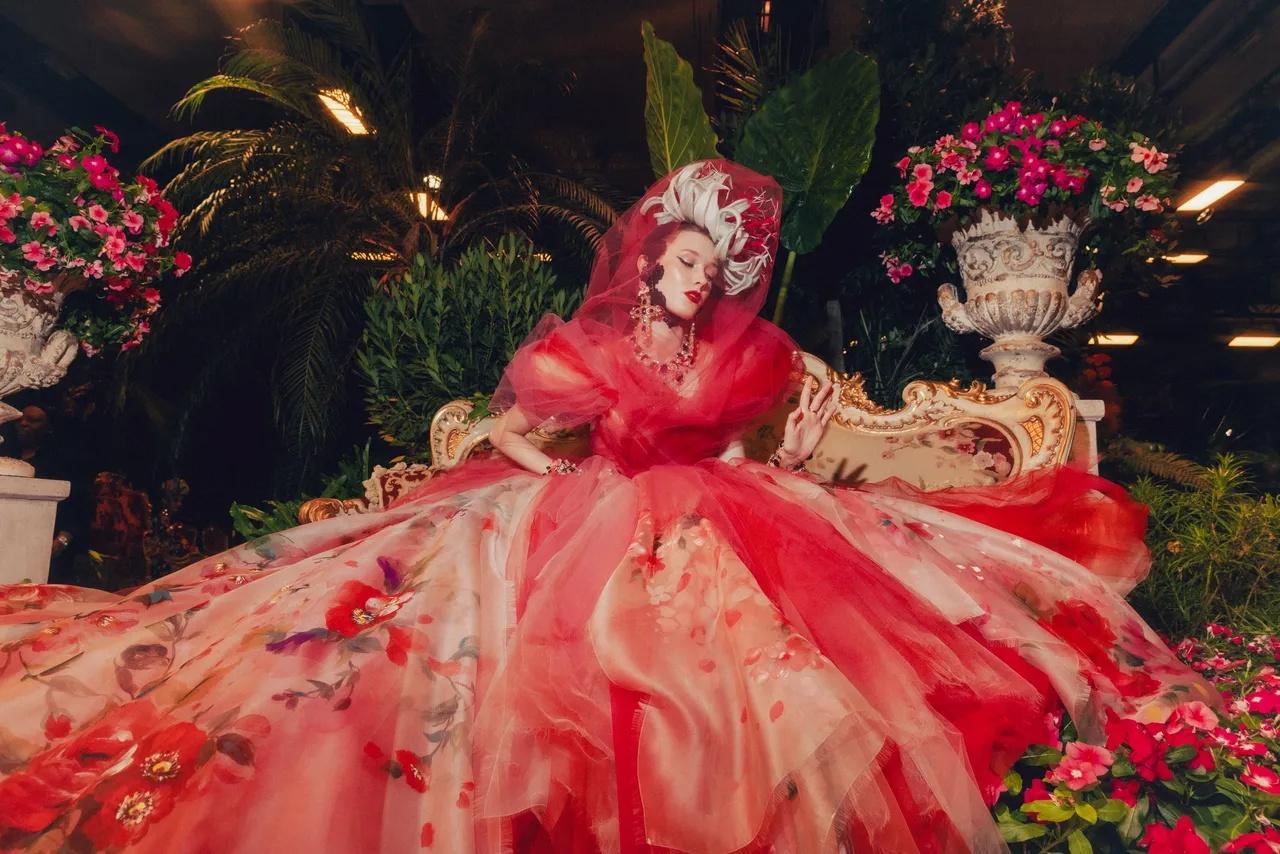 Η χειροποίητη ζωγραφική στα εντυπωσιακά ball gowns παρέπεμπε στην πρώτη συλλογή Alta Moda των Dolce &amp; Gabbana, η οποία παρουσιάστηκε το 2012/ Φωτογραφία: Marco Pionato / Courtesy of Dolce &amp; Gabbana