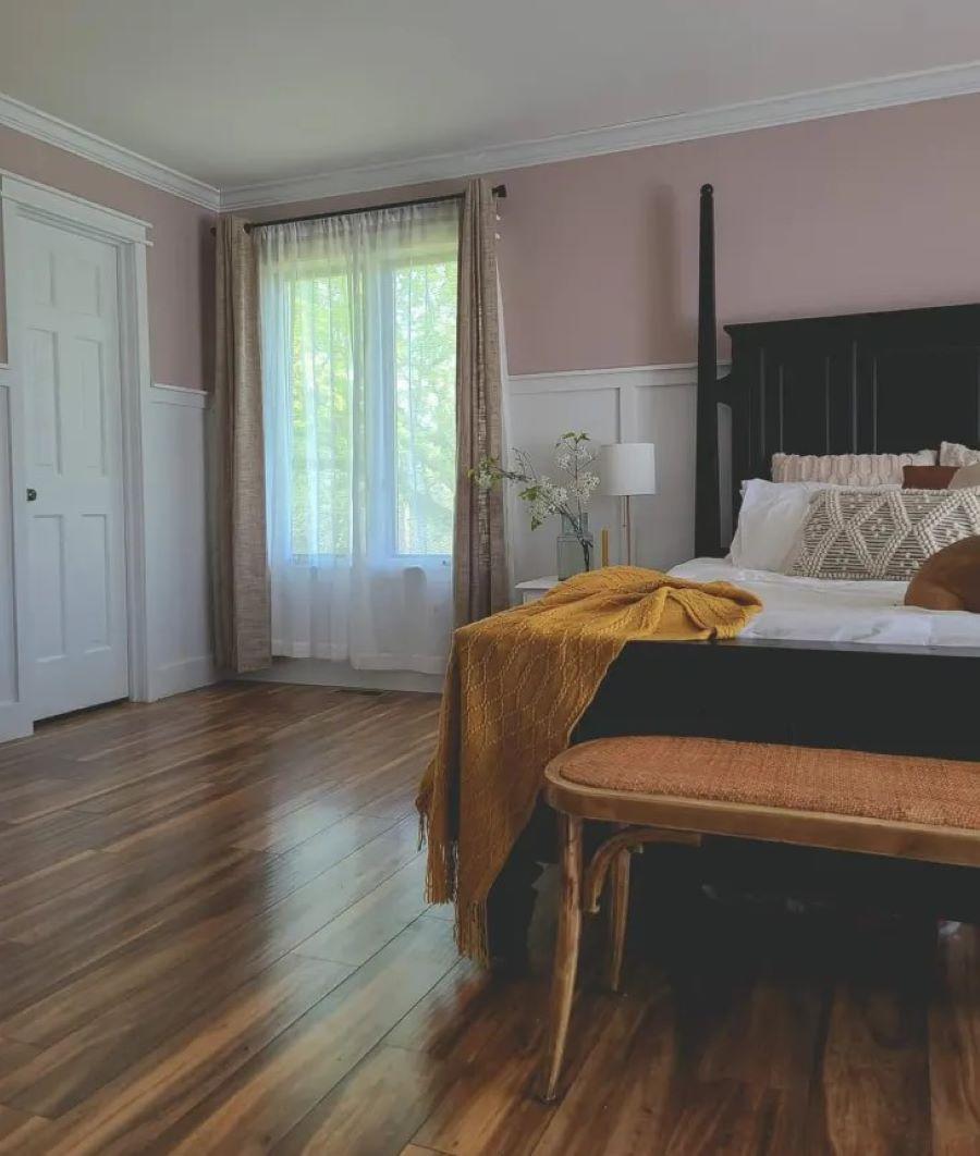 Το ζευγάρι τοποθέτησε νέο δάπεδο laminate, μια ανθεκτική επιλογή που ανταποκρίνεται στις ανάγκες της οικογένειας/ Φωτογραφία: Jordan Graft 