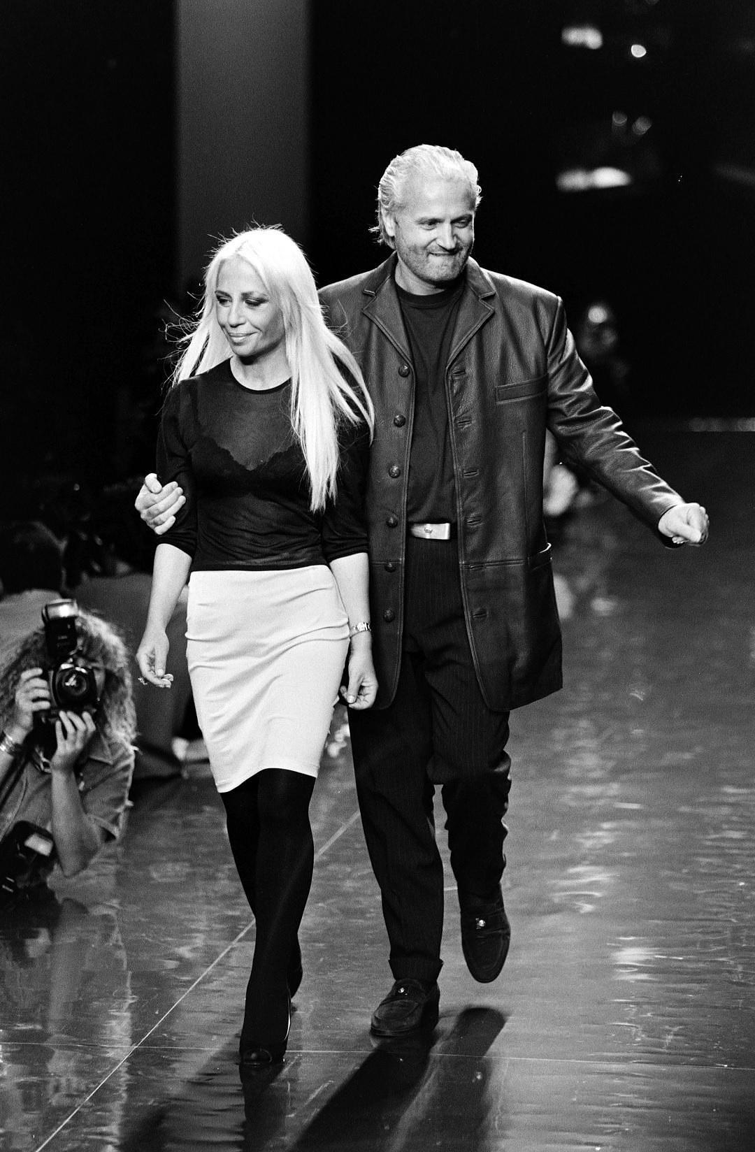 Ο Gianni Versace με την αδελφή του, Donatella/ Φωτογραφία: Getty/ Ideal Image