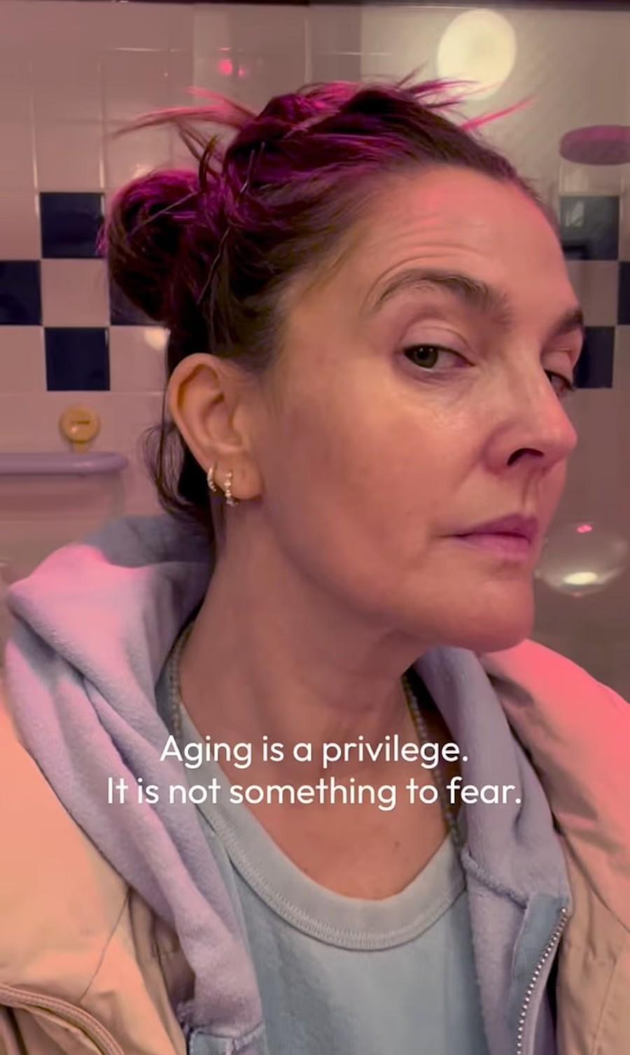 Η Ντρου Μπάριμορ στο βίντεο όπου μιλάει ανοιχτά για την γήρανση/ Φωτογραφία: Instagram/ @drewbarrymore
