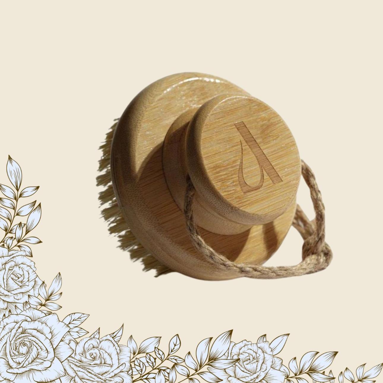  Dry brush, Αphaéa Σκληρή βούρτσα σώματος που προσφέρει πολλαπλά οφέλη τόσο στο δέρμα όσο και στο σώμα. Η χρήση είναι πάντα από κάτω προς τα πάνω και προς το κέντρο του σώματος, ενώ οι κινήσεις σας θα πρέπει να είναι πιο απαλές σε σημεία όπου το δέρμα είναι πιο λεπτό ή ευαισθητοποιημένο.  