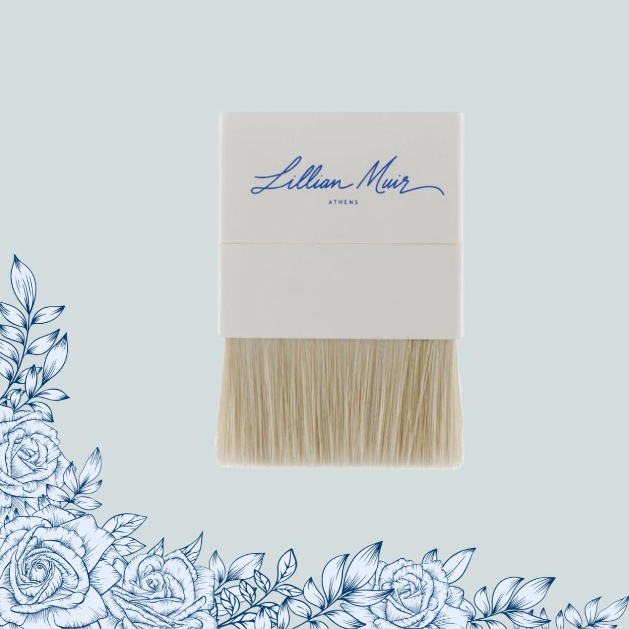  Body Sweep, Lillian Muir Aπαλή βούρτσα σώματος, αφαιρεί απαλά τα νεκρά κύτταρα, προάγοντας την ανανέωση των κυττάρων και διεγείροντας το λεμφικό σύστημα. Σύμφωνα με το brand, η βούρτσα μπορεί να χρησιμοποιηθεί σε ελαφρώς βρεγμένη επιδερμίδα, ξεκινώντας από τους αστραγάλους με μακριές, ανοδικές κινήσεις. Ωστόσο, είναι ιδανική για dry brushing, ειδικά εάν έχετε ευαίσθητο δέρμα. 